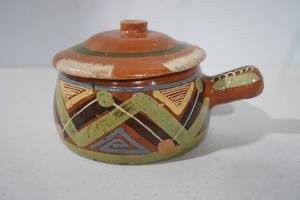 lot 18 image: Vintage Tlaquepaque Pottery Lidded Bean Pot