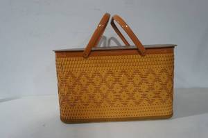 lot 19 image: Vintage Picnic Basket