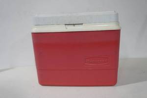 lot 28 image: Red Rubbermaid Cooler