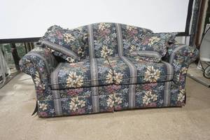 lot 40 image: Love Seat