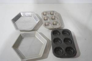 lot 117 image: Pie Tins (6-sided) & Muffin Tins