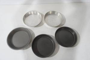 lot 118 image: (5ct) Cake & Pie Pans