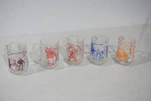 lot 119 image: (5ct) Vintage Hazel Atlas Music Mugs