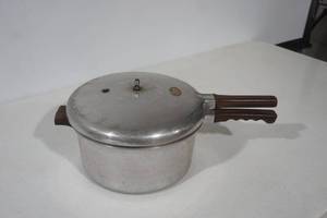 lot 146 image: Presto Meat Master Cooker Model 406