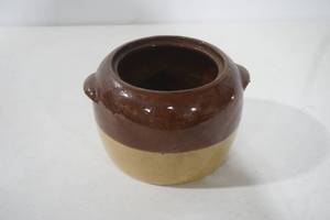 lot 185 image: Vintage 2-Toned Bean Pot (no lid)