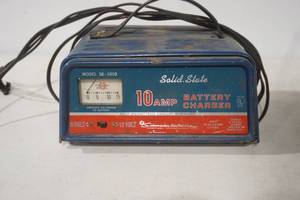 lot 280 image: Solid State 10AMP Battery Charger