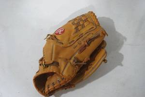 lot 281 image: Rawlings Softball Glove