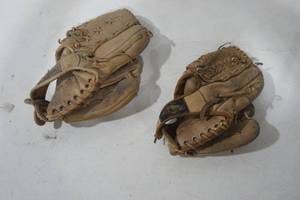 lot 285 image: Vintage Baseball Gloves (2ct)