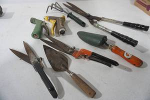 lot 296 image: Garden Tools Lot
