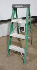 lot 323 image: 4 Fiberglass Ladder