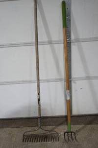 lot 354 image: Rake & Cultivator