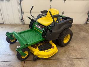 lot 6 image: John Deere Z425 Zero Turn Mower