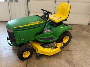 John Deere LX277 Lawn Tractor