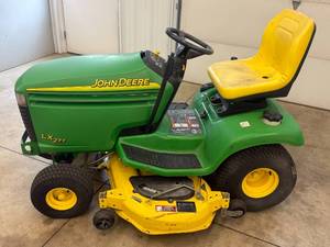 John Deere LX277 Lawn Tractor