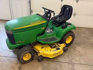 lot 10 image: John Deere LX279 Lawn Tractor