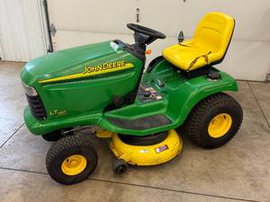 lot 7 image: John Deere LT160 Lawn Tractor