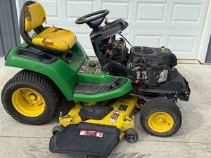 lot 14 image: John Deere X500 Lawn Tractor