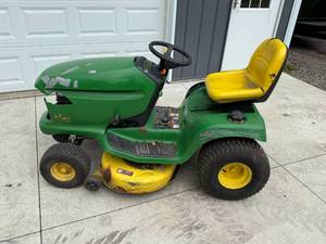 lot 20 image: John Deere LT160 Lawn Mower