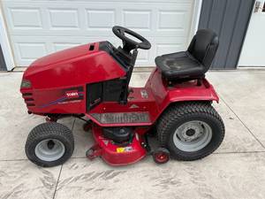 lot 24 image: Wheel Horse 268-H