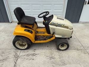 lot 25 image: Cub Cadet GT2544 Lawn Tractor