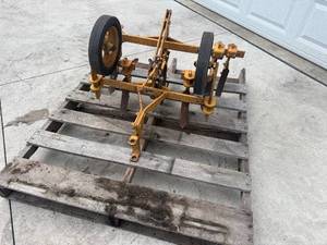 lot 17 image: Allis Chalmers Cultivator