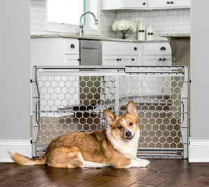 lot 142 image: Regalo Easy Fit Plastic Adjustable Baby Gate