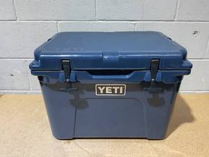 lot 6 image: Yeti Tundra 35 Hard Cooler Navy