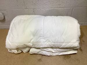 lot 437 image: iEnjoy Home FullQueen Duvet