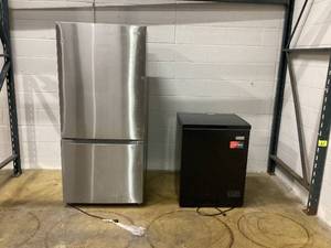 lot 449 image: LOT OF 2 NON-FUNCTIONING Refrigerators