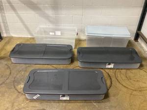 lot 450 image: LOT OF Miscellaneous Totes