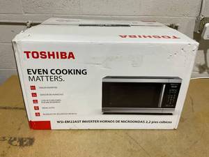 lot 79 image: Toshiba 2.2 cu. ft. 24.4 Microwave Oven in Stainless Steel