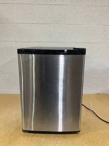 lot 396 image: Antarctic Star Compact Chest Upright Freezer-2.1 cu.