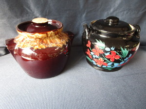 lot 23 image: Cookie Jar, Bean Crock