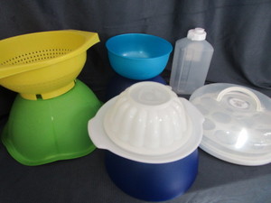 lot 35 image: Tupperware & Food Storage
