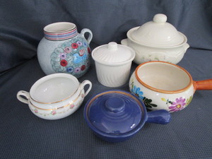 lot 36 image: Pfaltzgraff, Ceramic Planters