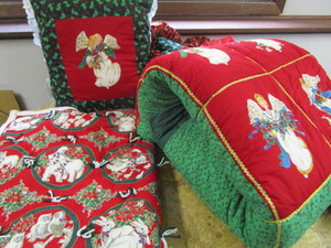 lot 92 image: Christmas Comforter, Pillows