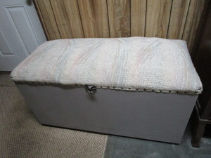 lot 103 image: Trunk with Padded Seat
