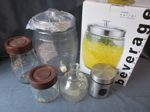 lot 190 image: Barrel Dispenser, Canister