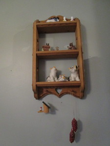 lot 211 image: Shelf, Trinkets