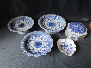 lot 216 image: Blue & White Dishes