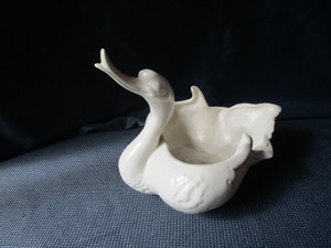 lot 223 image: Hull Art Pottery Goose