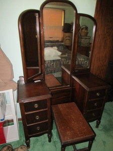 lot 5 image: Vintage Dressing Vanity