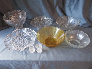 lot 255 image: Fancy Bowls w Amber