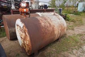 lot 34 image: 300 Gallon Fuel Tank With 12V Dispenser Pump