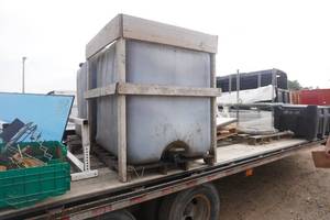 lot 42 image: Pallet Mounted 1100 Gallon Poly Liquid Storage