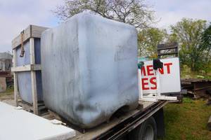 lot 43 image: Pallet Mounted 1100 Gallon Poly Liquid Storage