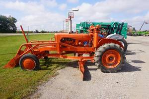lot 18 image: Allis Chalmers WWD45 Loader Tractor With Belly Mount Blade