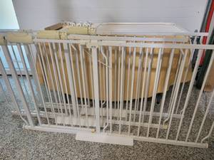 lot 21 image: 3 White Metal Baby  Pet Gates with instructions.