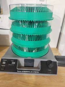 lot 32 image: Kodak EKTAGRAPHIC III AMT Slide Projector with 4 carousels. .Good working condition.