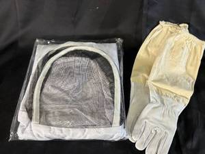 lot 10 image: Beekeeping Suit with Gloves, Size L